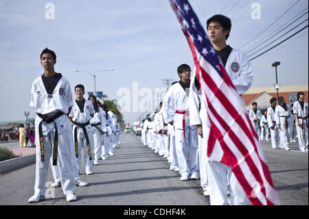 05 février, 2011 - Westminster, Californie, États-Unis - Les membres de la groupe de jeunes ne le Taekwon Santa Ana Salgado à base Community Centre participer au défilé de Tet sur Bolsa Avenue à Little Saigon. (Crédit Image : © Jakob Berr/ZUMAPRESS.com) Banque D'Images