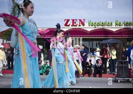 05 février, 2011 - Westminster, Californie, États-Unis - les danseurs vietnamiens le long de Bolsa Avenue au défilé de Tet à Little Saigon. (Crédit Image : © Jakob Berr/ZUMAPRESS.com) Banque D'Images