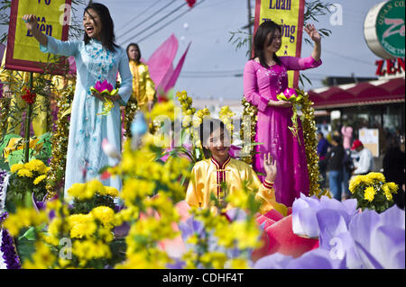 05 février, 2011 - Westminster, Californie, États-Unis - les femmes sur le flotteur vague Falun Dafa à la foule lors de la parade sur Tet Bolsa Avenue à Little Saigon..(Image Crédit : © Jakob Berr/ZUMAPRESS.com) Banque D'Images