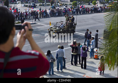 05 février, 2011 - Westminster, Californie, États-Unis - Les spectateurs jusqu'à regarder la parade de Tet sur Bolsa Avenue à Little Saigon. (Crédit Image : © Jakob Berr/ZUMAPRESS.com) Banque D'Images