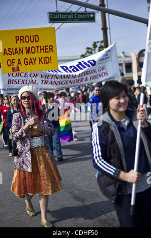 05 février, 2011 - Westminster, Californie, États-Unis - HAI MINH THI NGUYEN, gauche, de Long Beach, des marches avec la chanson que la radio du groupe au cours de la parade de Tet sur Bolsa Avenue à Little Saigon. (Crédit Image : © Jakob Berr/ZUMAPRESS.com) Banque D'Images