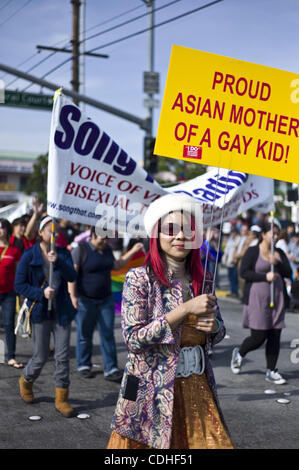 05 février, 2011 - Westminster, Californie, États-Unis - HAI MINH THI NGUYEN, de Long Beach, des marches avec la chanson que la radio du groupe au cours de la parade de Tet sur Bolsa Avenue à Little Saigon. (Crédit Image : © Jakob Berr/ZUMAPRESS.com) Banque D'Images