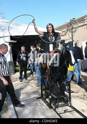6 février 2011 - Arlington, Texas, United States of America - Pittsburg acier fans participer à des activités d'avant-match et célébrations Avant Super Bowl XLV à Arlington, au Texas. (Crédit Image : © Dan Wozniak/ZUMAPRESS.com) Southcreek/mondial Banque D'Images