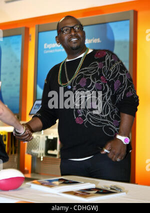 6 février 2011 - Arlington, Texas, États-Unis d'Amérique - American Idol juge Randy Jackson, signe des autographes avant le Super Bowl XLV à Arlington, au Texas. (Crédit Image : © Dan Wozniak/ZUMAPRESS.com) Southcreek/mondial Banque D'Images