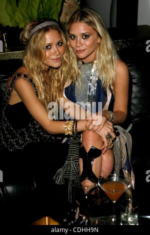 Feb 07, 2011 - Los Angeles, Californie, États-Unis - Ashley et Mary Kate Olsen (Olsen Twins) posent lors d'une fête à Los Angeles. (Crédit Image : &# 169 ; Blaine Weir/ZUMAPRESS.com) Banque D'Images