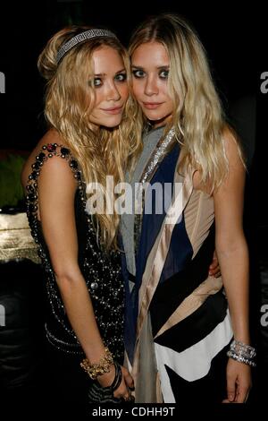 Feb 07, 2011 - Los Angeles, Californie, États-Unis - Ashley et Mary Kate Olsen (Olsen Twins) posent lors d'une fête à Los Angeles. (Crédit Image : &# 169 ; Blaine Weir/ZUMAPRESS.com) Banque D'Images