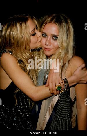 Feb 07, 2011 - Los Angeles, Californie, États-Unis - Ashley et Mary Kate Olsen (Olsen Twins) posent lors d'une fête à Los Angeles. (Crédit Image : &# 169 ; Blaine Weir/ZUMAPRESS.com) Banque D'Images