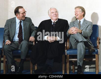 7 février 2011 - Washington, DISTRICT OF COLUMBIA, États-Unis - (FILE) un fichier photo datée du 16 août 1979 nous montre le président Jimmy Carter (R) avec la Cour suprême juge en chef Warren E. Burger (C) et le procureur général Griffin Bell (L) participation à la cérémonie d'assermentation du procureur général désigné Benjami Banque D'Images