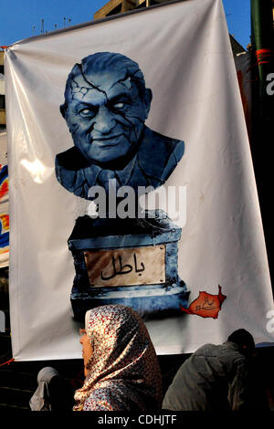 Des manifestants anti-gouvernement de prendre part à des manifestations de la place Tahrir au centre du Caire, l'Egypte, le mardi, 8 février 2011. Les manifestants semblent avoir se sont installés pour un long bras de fer, le tournant de la place Tahrir, dans un village de fortune avec des dizaines de milliers tous les jours à venir, avec un peu de dormir dans des tentes faites Banque D'Images