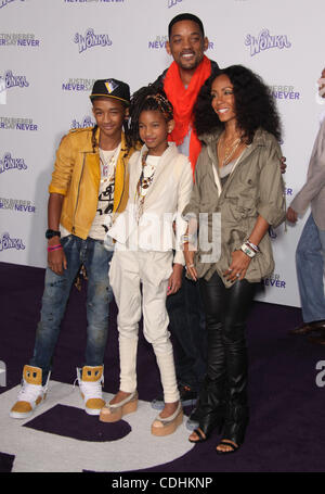 Le 8 février, 2011 - Los Angeles, Californie, États-Unis - Will Smith, Jada Pinkett-SMITH, JADEN et WILLOW arrive pour la première du film 'Justin Bieber : ne jamais dire jamais' au Nokia Theatre la vivre. (Crédit Image : © Lisa O'Connor/ZUMAPRESS.com) Banque D'Images