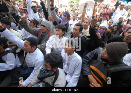 Les partisans de l'imam radical indonésien Abu Bakar Baasyir dans le tribunal de Jakarta , Indonésie. 10 février 2011. Baasyir, 72, face à la peine de mort pour des accusations de terrorisme, est accusé de sept chefs d'accusation de terrorisme lié à un camp d'entraînement paramilitaire qui a été découvert en février dernier à Aceh Banque D'Images