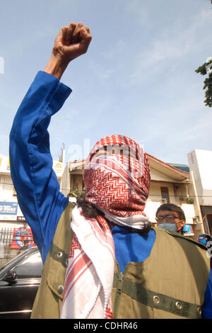 Les partisans de l'imam radical indonésien Abu Bakar Baasyir dans le tribunal de Jakarta , Indonésie. 10 février 2011. Baasyir, 72, face à la peine de mort pour des accusations de terrorisme, est accusé de sept chefs d'accusation de terrorisme lié à un camp d'entraînement paramilitaire qui a été découvert en février dernier à Aceh Banque D'Images