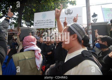 Les partisans de l'imam radical indonésien Abu Bakar Baasyir dans le tribunal de Jakarta , Indonésie. 10 février 2011. Baasyir, 72, face à la peine de mort pour des accusations de terrorisme, est accusé de sept chefs d'accusation de terrorisme lié à un camp d'entraînement paramilitaire qui a été découvert en février dernier à Aceh Banque D'Images