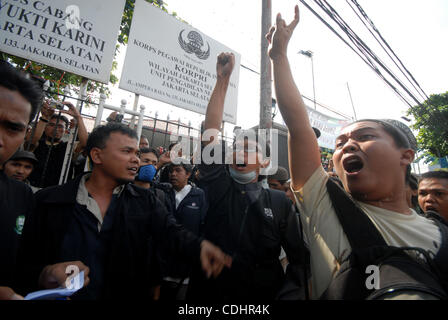 Les partisans de l'imam radical indonésien Abu Bakar Baasyir dans le tribunal de Jakarta , Indonésie. 10 février 2011. Baasyir, 72, face à la peine de mort pour des accusations de terrorisme, est accusé de sept chefs d'accusation de terrorisme lié à un camp d'entraînement paramilitaire qui a été découvert en février dernier à Aceh Banque D'Images