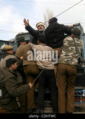 11 févr. 2011 - Srinagar, au Cachemire, l'Inde - Indian police arrête des militants du Jammu-et-Cachemire (JKLF) avant de la libration comme ils crier des slogans pro indépendance au cours d'une manifestation pour marquer le 27e anniversaire de la mort du Jammu-et-Cachemire (JKLF) avant de la libration fondateur Maqbool Bhat dans Srinagar l'été Banque D'Images