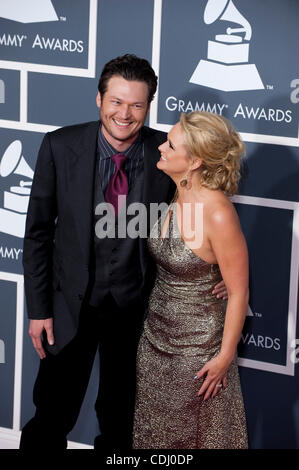 13 févr. 2011 - Los Angeles, Californie, États-Unis - BLAKE SHELTON, et fiancé MIRANDA LAMBERT, portant une robe Georges Chakra Edition et Giuseppe Zanotti chaussures, arrive pour le Grammy Awards show au Staples Center. (Crédit : &# 169 ; Kevin Sullivan/ZUMAPRESS.com) Banque D'Images