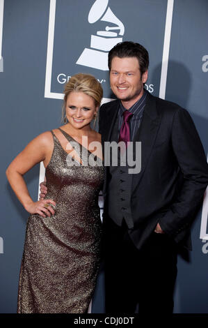 13 févr. 2011 - Los Angeles, Californie, États-Unis - BLAKE SHELTON, et fiancé MIRANDA LAMBERT, portant une robe Georges Chakra Edition et Giuseppe Zanotti chaussures, arrive pour le Grammy Awards show au Staples Center. (Crédit : &# 169 ; Kevin Sullivan/ZUMAPRESS.com) Banque D'Images