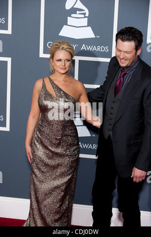 13 févr. 2011 - Los Angeles, Californie, États-Unis - BLAKE SHELTON, et fiancé MIRANDA LAMBERT, portant une robe Georges Chakra Edition et Giuseppe Zanotti chaussures, arrive pour le Grammy Awards show au Staples Center. (Crédit : &# 169 ; Kevin Sullivan/ZUMAPRESS.com) Banque D'Images