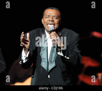 Feb 13, 2011 - Raleigh, Caroline du Nord), USA - Chanteur LITTLE ANTHONY ET LES impériaux se produit sur scène comme leur tour 2011 fait un arrêt à l'Meymandi Concert Hall situé dans le Raleigh Memorial Auditorium. Copyright 2011 Jason Moore. (Crédit Image : © Jason Moore/ZUMAPRESS.com) Banque D'Images