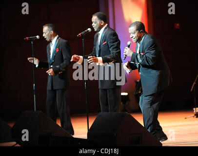 Feb 13, 2011 - Raleigh, Caroline du Nord), USA - Chanteur LITTLE ANTHONY ET LES impériaux se produit sur scène comme leur tour 2011 fait un arrêt à l'Meymandi Concert Hall situé dans le Raleigh Memorial Auditorium. Copyright 2011 Jason Moore. (Crédit Image : © Jason Moore/ZUMAPRESS.com) Banque D'Images