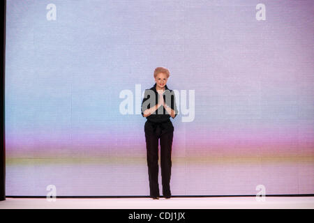 Le Designer CAROLINA HERRERA prend ses applaudissements après avoir présenté sa collection au Mercedes Benz Fashion Week Automne, hiver 2011 au Lincoln Center de New York, le lundi 14 février, 2011. (Jodi Jones/ZUMA Press) Banque D'Images