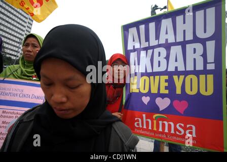 14 févr. 2011 - Jakarta, Indonésie - La coalition pour l'amour des femmes militantes de la paix au cours d'un rassemblement en faveur de la paix le jour de la Saint-Valentin. L'Indonésie paix amour femmes militantes de la Coalition condamnent fermement les actes de violence faites au nom de la religion. Les manifestants exigent le gouvernement Yudhoyono prendre responsa Banque D'Images