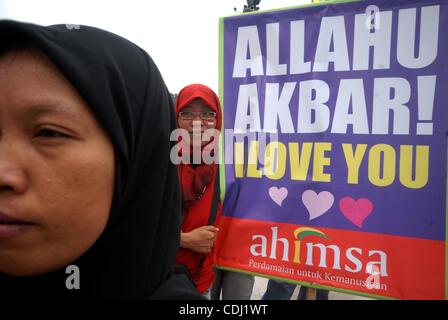 14 févr. 2011 - Jakarta, Indonésie - La coalition pour l'amour des femmes militantes de la paix au cours d'un rassemblement en faveur de la paix le jour de la Saint-Valentin. L'Indonésie paix amour femmes militantes de la Coalition condamnent fermement les actes de violence faites au nom de la religion. Les manifestants exigent le gouvernement Yudhoyono prendre responsa Banque D'Images