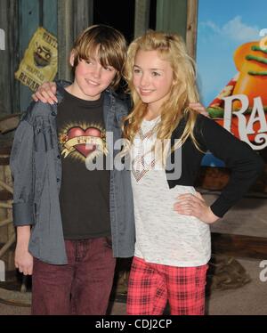 14 février 2011 - Los Angeles, Californie, États-Unis - Spencer Liste, Peyton List assistant à la première de Los Angeles ''Rango'' qui a eu lieu au Regency Village Theatre à Westwood, Californie le 2/14/11. 2011.K67611(LONG DROIT Crédit : © D. Long/Globe Photos/ZUMAPRESS.com) Banque D'Images