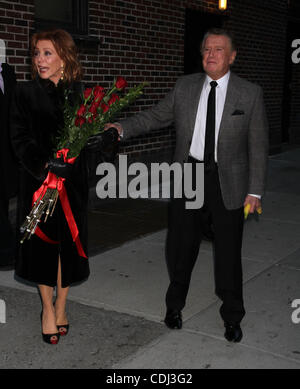15 février 2011 - New York, NY, États-Unis - Regis Philbin avec Joy Philbin au Ed Sullivan Theater pour son enregistrement de la Late Show With David Letterman. (Crédit Image : © Dan Herrick/ZUMAPRESS.com) Banque D'Images