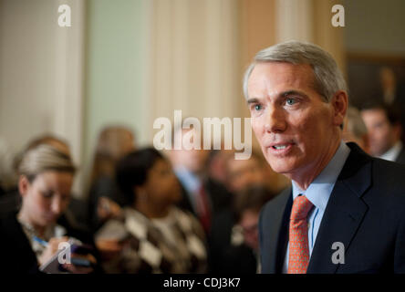 15 févr., 2011 - Washington, District of Columbia, États-Unis - Le Sénateur Robert Portman (R-OH) parle à la presse au sujet des problèmes avec le président Obama's budget. (Crédit Image : ©/ZUMAPRESS.com) Marovich Pete Banque D'Images