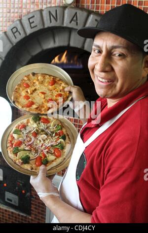 16 févr. 2011 - Manhattan, New York, États-Unis - Pizza maker GONZALO nefs avec des pizzas à prendre & manger Restaurant situé au coin de Broadway 4179 177e rue à Manhattan. (Crédit Image : © Lombard/ZUMAPRESS.com) Mariela Banque D'Images