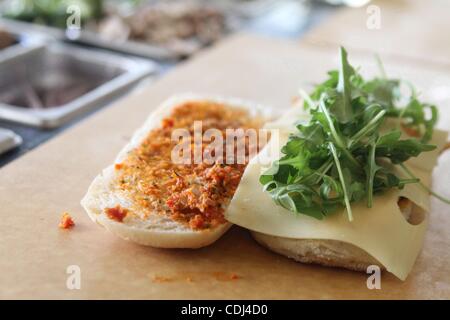 16 févr. 2011 - Manhattan, New York, États-Unis - Détail d'un panini Poulet sandwich à prendre & manger Restaurant situé au coin de Broadway 4179 177e rue à Manhattan. (Crédit Image : © Lombard/ZUMAPRESS.com) Mariela Banque D'Images