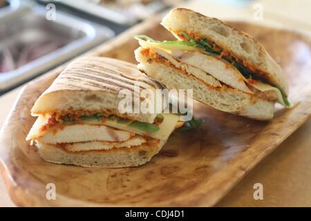 16 févr. 2011 - Manhattan, New York, États-Unis - Détail d'un panini Poulet sandwich à prendre & manger Restaurant situé au coin de Broadway 4179 177e rue à Manhattan..(Image Crédit : © Mariela Lombard/ZUMAPRESS.com) Banque D'Images