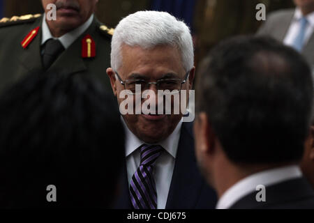 Le président palestinien Mahmoud Abbas et le Président du Timor oriental, José Ramos-Horta (remarque vu) pendant la cérémonie d'accueil, comme à l'arrivée Ramos-Horta ville de Ramallah, en Cisjordanie, le 17 février 2011. Photo par Issam Rimawi Banque D'Images