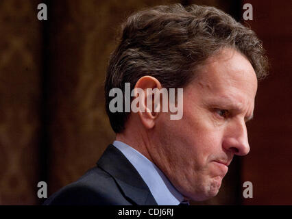 17 févr. 2011 - Washington, District of Columbia, États-Unis - le secrétaire au Trésor Timothy Geithner témoigne lors d'une audience du Comité du budget du Sénat sur le budget du président de l'AF2012 et propositions de recettes. (Crédit Image : ©/ZUMAPRESS.com) Marovich Pete Banque D'Images