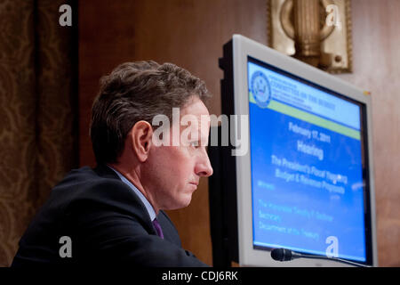 17 févr. 2011 - Washington, District of Columbia, États-Unis - le secrétaire au Trésor Timothy Geithner témoigne lors d'une audience du Comité du budget du Sénat sur le budget du président de l'AF2012 et propositions de recettes. (Crédit Image : ©/ZUMAPRESS.com) Marovich Pete Banque D'Images