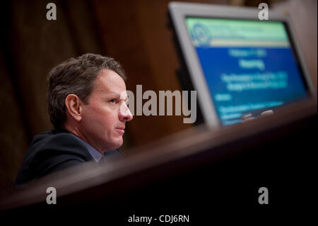 17 févr. 2011 - Washington, District of Columbia, États-Unis - le secrétaire au Trésor Timothy Geithner témoigne lors d'une audience du Comité du budget du Sénat sur le budget du président de l'AF2012 et propositions de recettes. (Crédit Image : ©/ZUMAPRESS.com) Marovich Pete Banque D'Images