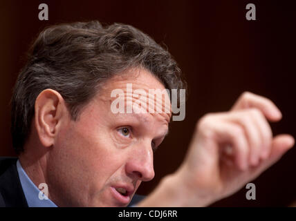 17 févr. 2011 - Washington, District of Columbia, États-Unis - le secrétaire au Trésor Timothy Geithner témoigne lors d'une audience du Comité du budget du Sénat sur le budget du président de l'AF2012 et propositions de recettes. (Crédit Image : ©/ZUMAPRESS.com) Marovich Pete Banque D'Images