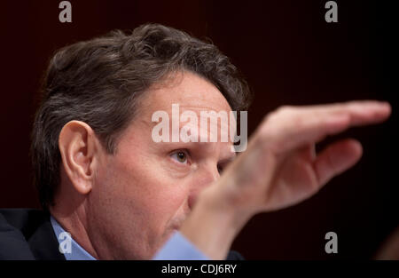 17 févr. 2011 - Washington, District of Columbia, États-Unis - le secrétaire au Trésor Timothy Geithner témoigne lors d'une audience du Comité du budget du Sénat sur le budget du président de l'AF2012 et propositions de recettes. (Crédit Image : ©/ZUMAPRESS.com) Marovich Pete Banque D'Images