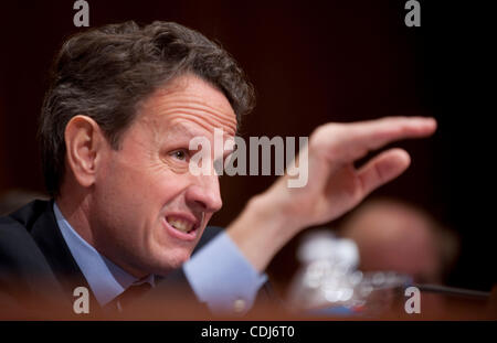 17 févr. 2011 - Washington, District of Columbia, États-Unis - le secrétaire au Trésor Timothy Geithner témoigne lors d'une audience du Comité du budget du Sénat sur le budget du président de l'AF2012 et propositions de recettes. (Crédit Image : ©/ZUMAPRESS.com) Marovich Pete Banque D'Images