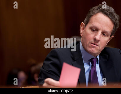 17 févr. 2011 - Washington, District of Columbia, États-Unis - le secrétaire au Trésor Timothy Geithner témoigne lors d'une audience du Comité du budget du Sénat sur le budget du président de l'AF2012 et propositions de recettes. (Crédit Image : ©/ZUMAPRESS.com) Marovich Pete Banque D'Images