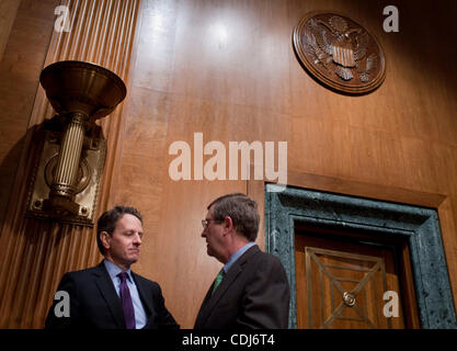 17 févr. 2011 - Washington, District of Columbia, États-Unis - le secrétaire au Trésor Timothy Geithner parle avec le sénateur KENT CONRAD (D-ND) avant de témoigner à une audience du Comité du budget du Sénat sur le budget du président de l'AF2012 et propositions de recettes. (Crédit Image : ©/ZUMAPRESS.com) Marovich Pete Banque D'Images