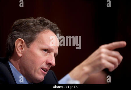 17 févr. 2011 - Washington, District of Columbia, États-Unis - le secrétaire au Trésor Timothy Geithner témoigne lors d'une audience du Comité du budget du Sénat sur le budget du président de l'AF2012 et propositions de recettes. (Crédit Image : ©/ZUMAPRESS.com) Marovich Pete Banque D'Images