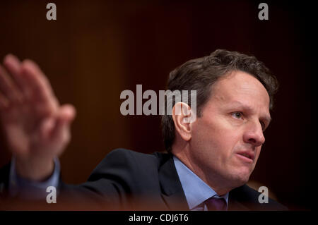 17 févr. 2011 - Washington, District of Columbia, États-Unis - le secrétaire au Trésor Timothy Geithner témoigne lors d'une audience du Comité du budget du Sénat sur le budget du président de l'AF2012 et propositions de recettes. (Crédit Image : ©/ZUMAPRESS.com) Marovich Pete Banque D'Images