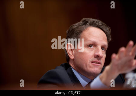 17 févr. 2011 - Washington, District of Columbia, États-Unis - le secrétaire au Trésor Timothy Geithner témoigne lors d'une audience du Comité du budget du Sénat sur le budget du président de l'AF2012 et propositions de recettes. (Crédit Image : ©/ZUMAPRESS.com) Marovich Pete Banque D'Images