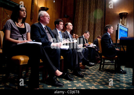 17 févr. 2011 - Washington, District of Columbia, États-Unis - le secrétaire au Trésor Timothy Geithner témoigne lors d'une audience du Comité du budget du Sénat sur le budget du président de l'AF2012 et propositions de recettes. (Crédit Image : ©/ZUMAPRESS.com) Marovich Pete Banque D'Images