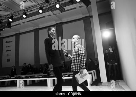 19 févr. 2011 - London, UK - backstage modèles au London Fashion Week - Géorgie la Hardinge/AW 11 collection sur show à la Vauxhall Fashion Scout. (Crédit Image : ©/ZUMAPRESS.com) Lukasova Veronika Banque D'Images