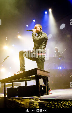 Février 20, 2011 - San Diego, CA USA - multi-platine, Grammy Award Winning artist Linkin Park joué leur second spectacle après avoir raté plusieurs dates en raison de la maladie de la co-chanteur Chester Bennington. Chester Bennington montre la foule qu'il est de retour, prête à rock. (Crédit Image : ©2011 Dan Banque D'Images