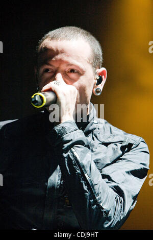 Février 20, 2011 - San Diego, CA USA - multi-platine, Grammy Award Winning artist Linkin Park joué leur second spectacle après avoir raté plusieurs dates en raison de la maladie de la co-chanteur Chester Bennington. Chester Bennington montre la foule qu'il est de retour, prête à rock. (Crédit Image : ©2011 Dan Banque D'Images