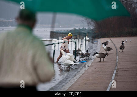 Feb 23, 2011 - Londres, Angleterre, Royaume-Uni - le projet de loi sort du lido après sa baignade. Pluie ou soleil, hiver comme été, les membres du Club de natation de Serpentine recueillir à la Serpentine Lido dans Hyde Park tout au long de l'année. La serpentine Swimming Club est l'un des plus anciens clubs de natation dans le pays datin Banque D'Images